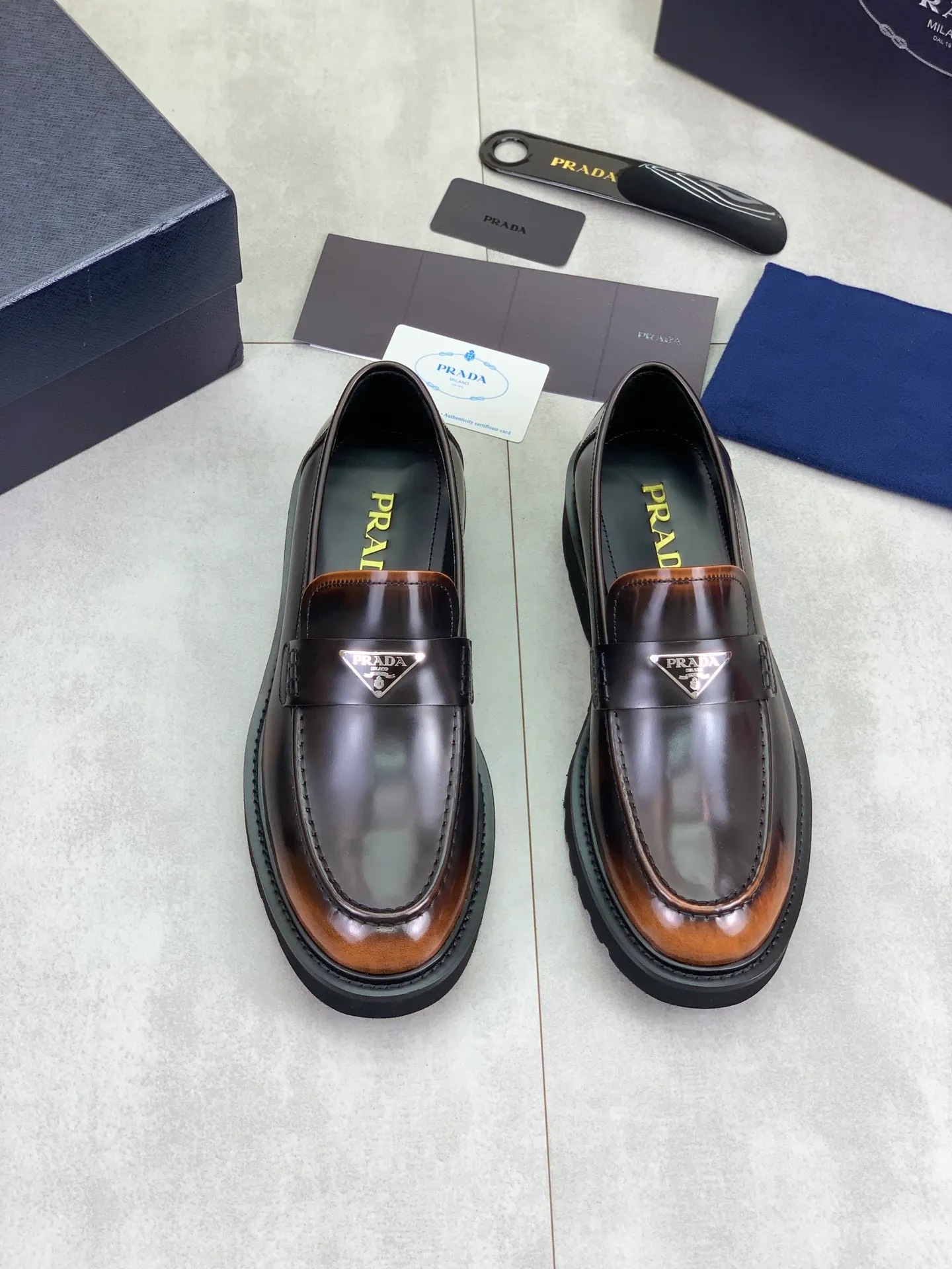 Factory price P880💰Original quality, top version🔱 ＰＲＡＤＡPrada. Men’s business casual leather shoes, top quality products. 1:1 shipment⬆️Luxurious and noble👞All imported original color-brushed edge beads, just to create a more comfortable wearing experience. Upper: Original comfortable open-edge bead rubbed color calfskin➕Top imported water-dyed full cow lining, original high-end lightweight and comfortable TPU foam combination bottom✔️Code number: 39-44 (38 45) 46 47 can be customized)